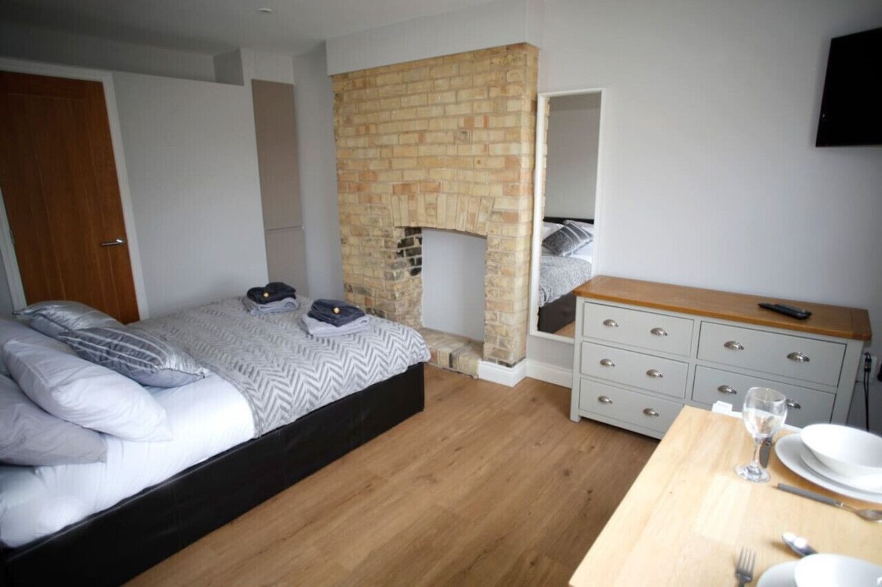 1 bedroom, desk, iron/ironing board, WiFi