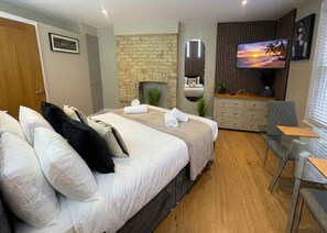 1 bedroom, desk, iron/ironing board, WiFi - Stylish ensuite Studio in the Heart of Mill Rd (Cambridge)