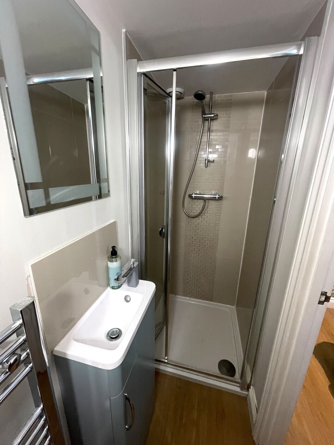 Een haardroger, handdoeken