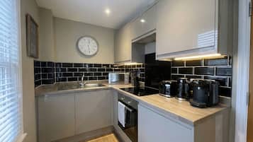 Jääkaappi, mikroaaltouuni, uuni, liesi