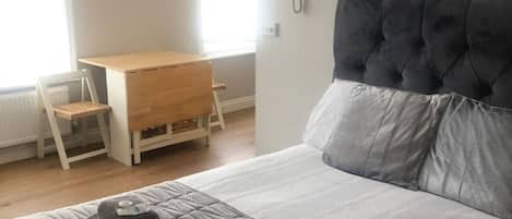 办公桌、熨斗/熨衣板、WiFi、床单