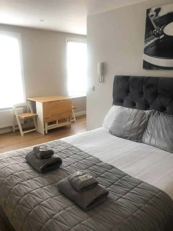 Desk, iron/ironing board, WiFi, bed sheets