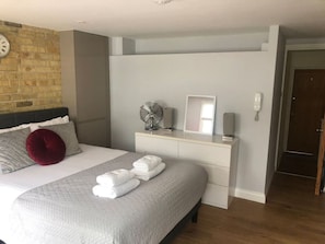 1 Schlafzimmer, Schreibtisch, Bügeleisen/Bügelbrett, kostenloses WLAN