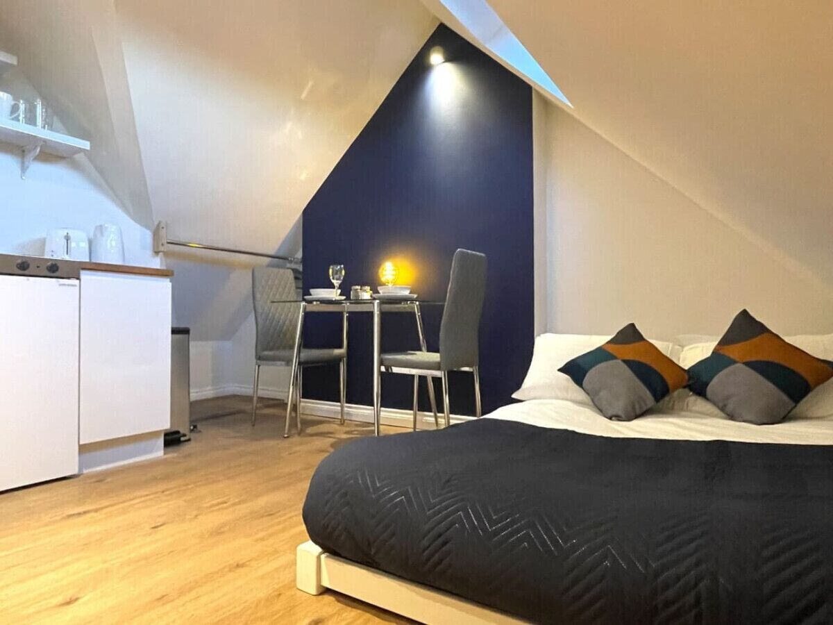 1 bedroom, desk, iron/ironing board, WiFi