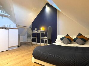 1 makuuhuone, työpöytä, silitysrauta/-lauta, Wi-Fi