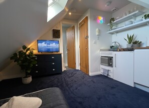 1 habitación, escritorio, tabla de planchar con plancha y wifi
