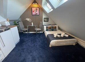 1 habitación, escritorio, tabla de planchar con plancha y wifi