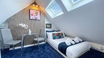 1 habitación, escritorio, tabla de planchar con plancha y wifi