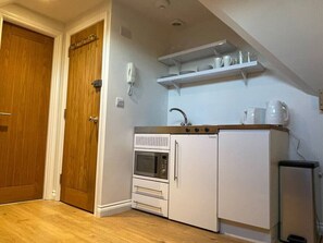 Frigorífic, forn, torradora i utensilis de cuina, vaixella i coberteria 