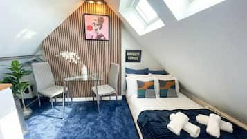 1 habitación, escritorio, tabla de planchar con plancha y wifi