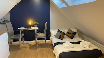 1 dormitorio, escritorio, tabla de planchar con plancha y wifi