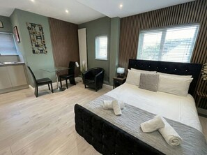 Desk, iron/ironing board, WiFi, bed sheets