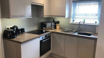 Kjøleskap, mikrobølgeovn, ovn og kokeplater