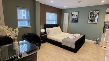 Desk, iron/ironing board, WiFi, bed sheets