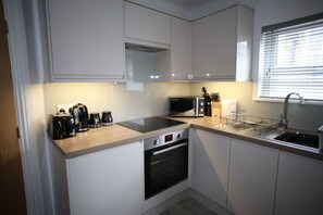 Refrigerador, microondas, horno y parrilla de estufa