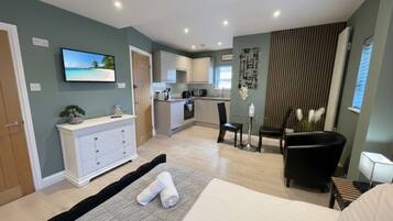 Desk, iron/ironing board, WiFi, bed sheets