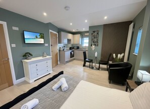 Työpöytä, silitysrauta/-lauta, Wi-Fi, vuodevaatteet