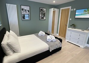 Desk, iron/ironing board, WiFi, bed sheets