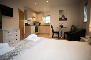 1 habitación, escritorio, tabla de planchar con plancha y wifi