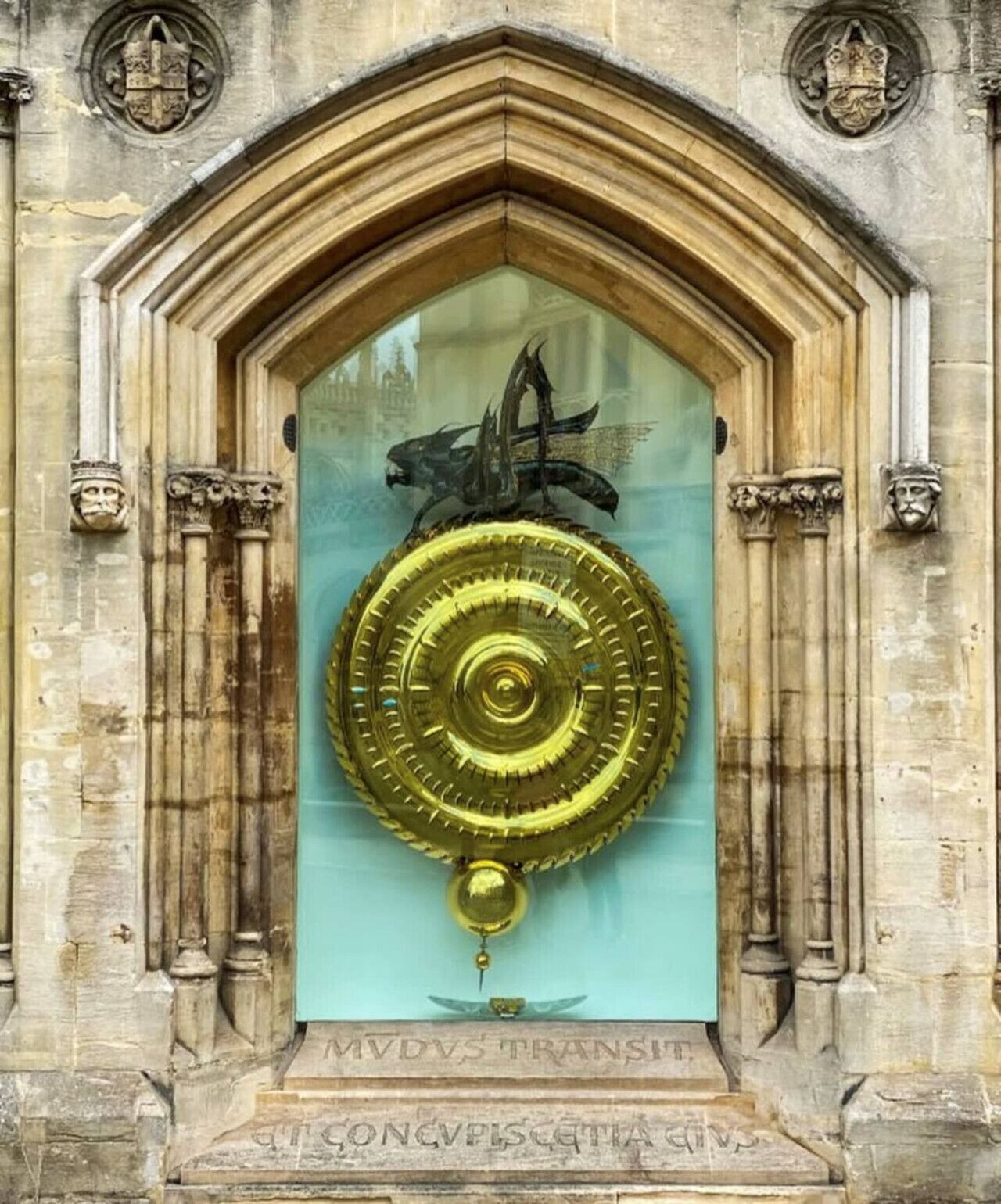 L’entrée d’un bâtiment historique, avec une grande porte en laiton richement décorée.