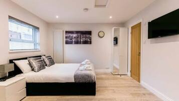 1 makuuhuone, työpöytä, silitysrauta/-lauta, Wi-Fi