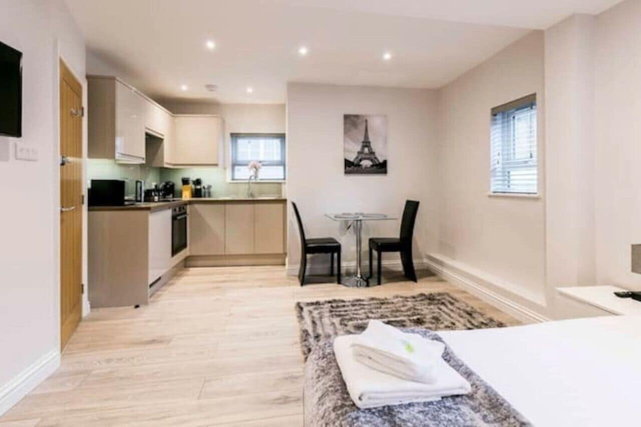 Desk, iron/ironing board, WiFi, bed sheets