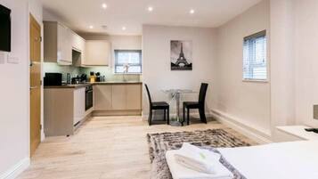 Escritorio, tabla de planchar con plancha, wifi y ropa de cama