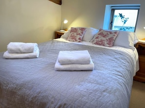 2 bedrooms, desk, iron/ironing board, free WiFi - Quaint Farm Cottage in charming peaceful village (Great Eversden)