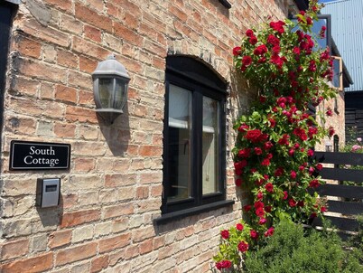 Pretty Farm Cottage in charming peaceful village