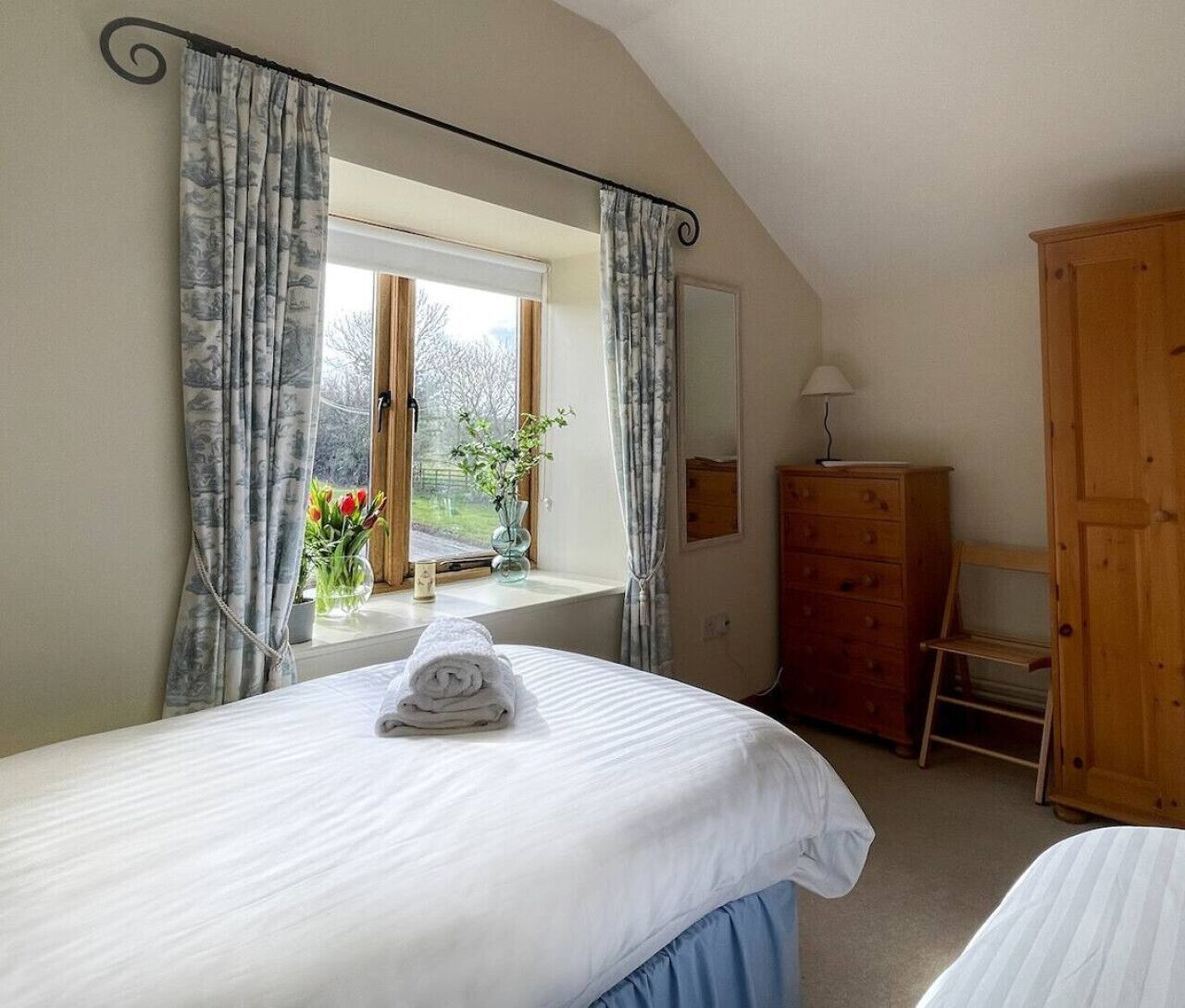 2 bedrooms, desk, iron/ironing board, WiFi