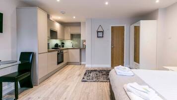 Escritorio, tabla de planchar con plancha, wifi gratis y ropa de cama