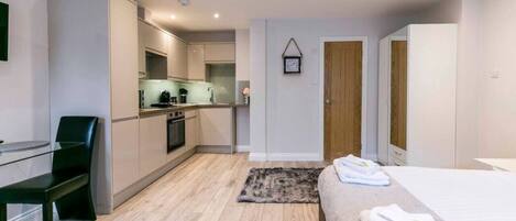 Een bureau, een strijkplank/strijkijzer, gratis wifi, beddengoed