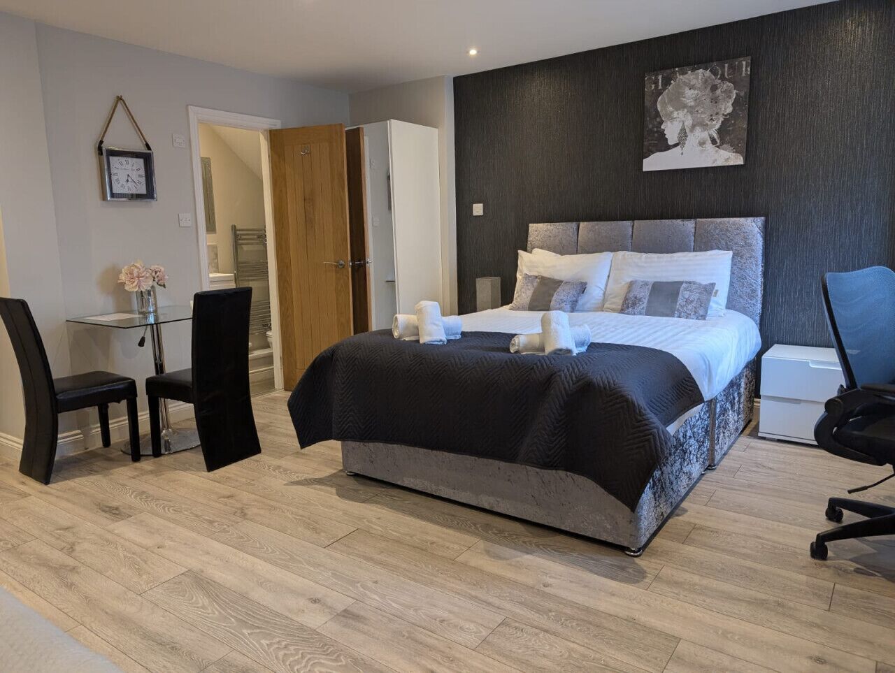 Escritorio, tabla de planchar con plancha, wifi gratis y ropa de cama 