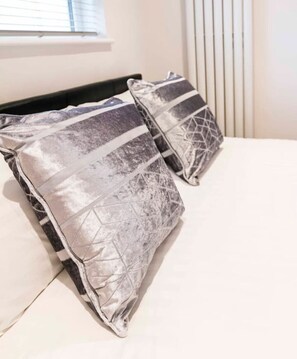Escritorio, tabla de planchar con plancha, wifi gratis y ropa de cama