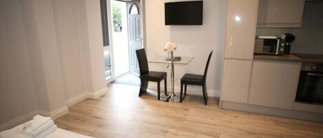 Schreibtisch, Bügeleisen/Bügelbrett, kostenloses WLAN, Bettwäsche