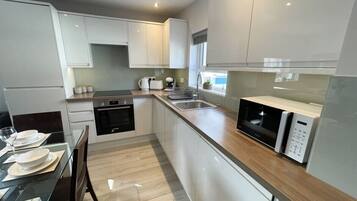 Jääkaappi, mikroaaltouuni, uuni, liesi