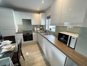 Frigorífic, microones, forn i placa de cuina 