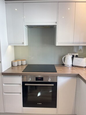 Jääkaappi, mikroaaltouuni, uuni, liesi