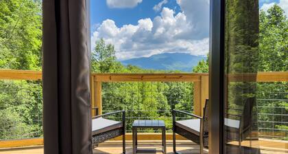 Luxury, Multi-Family Retreat with Million Dollar Views, for up to 18 people!