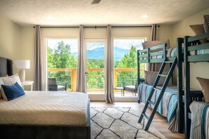 5 bedrooms, iron/ironing board, Internet, bed sheets