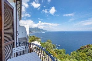 A balcony with a view of the sea and mountains. - Casa Rosaria: Your Balcony Over the Mediterranean (Conca dei Marini)