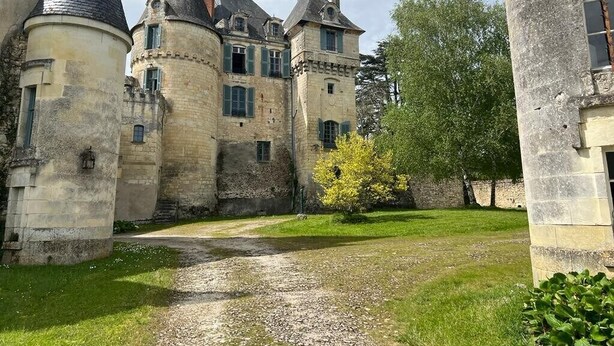 Ein historisches Steingebäude mit mehreren Türmen und einem zentralen Innenhof.