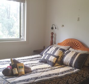 2 bedrooms, travel cot, WiFi, bed sheets