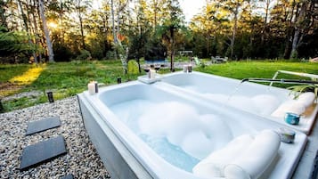Outdoor spa tub