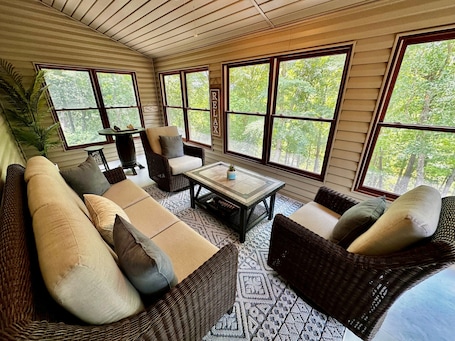 TV, fireplace, DVD player, video library. Serene Lake Barkley home, private dock, quiet neighborhood, kayaks, pool table, fire pit!