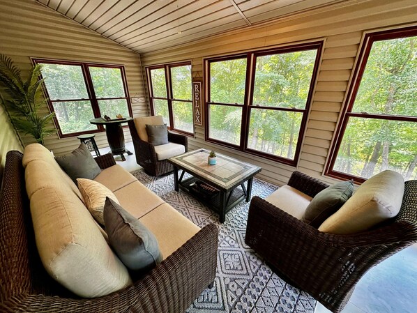 Una televisión, una chimenea, un reproductor de DVD, una videoteca