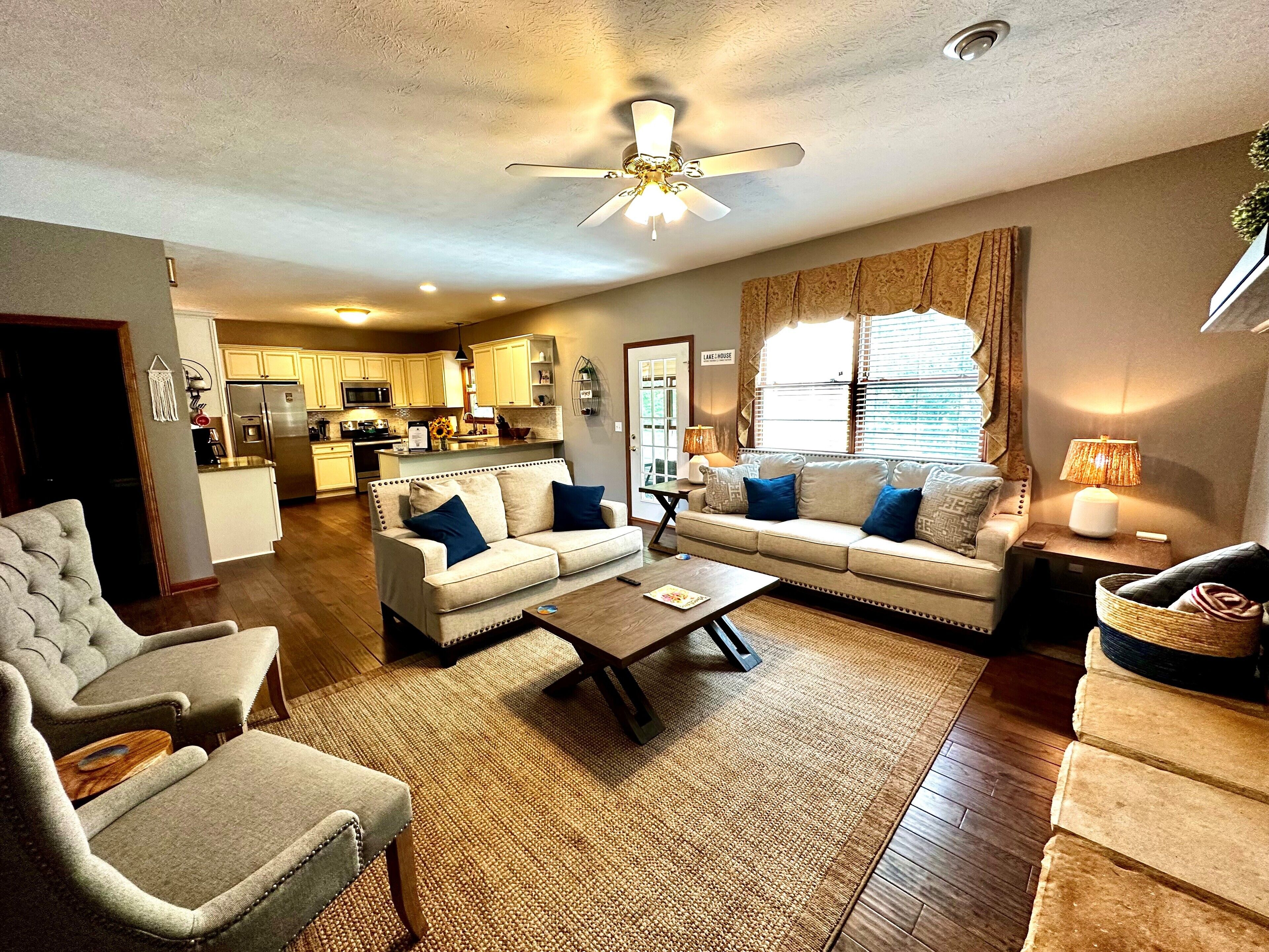 Televisión, chimenea, reproductor de DVD y videoteca 