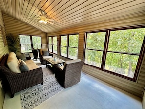 Una televisión, una chimenea, un reproductor de DVD, una videoteca