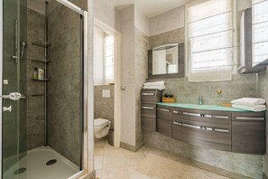 Shower, hair dryer, towels, soap - Villa California Dreams Paris Disney (Morsang-sur-Seine)