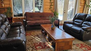 Fernseher, Kamin, Bücher